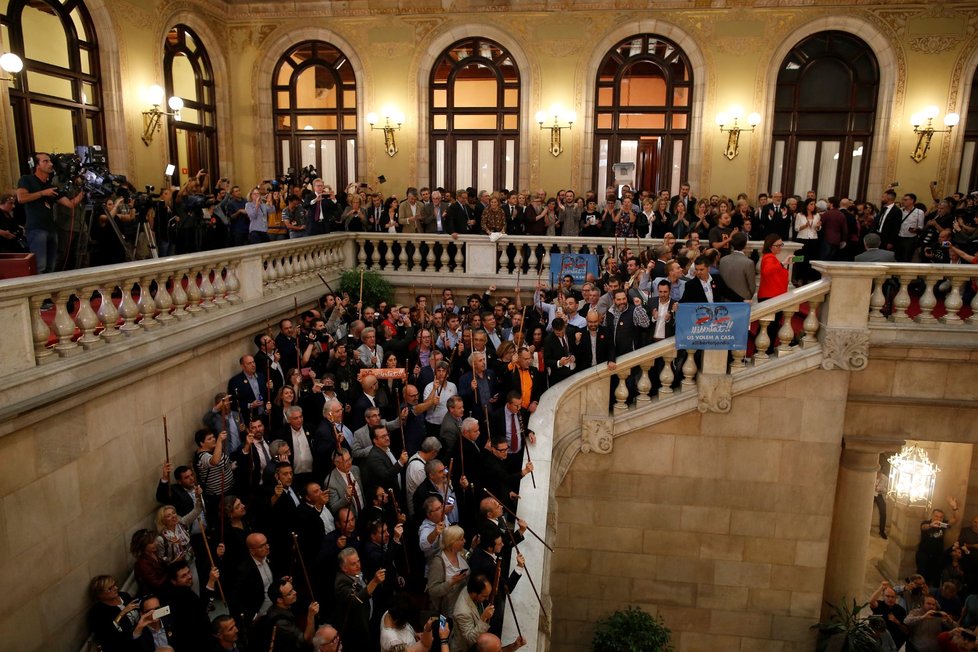 Ke katalánskému parlamentu dorazili i starostové, kteří podporují nezávislost. Podporu vyjádřili i pomocí svých ceremoniálních holí