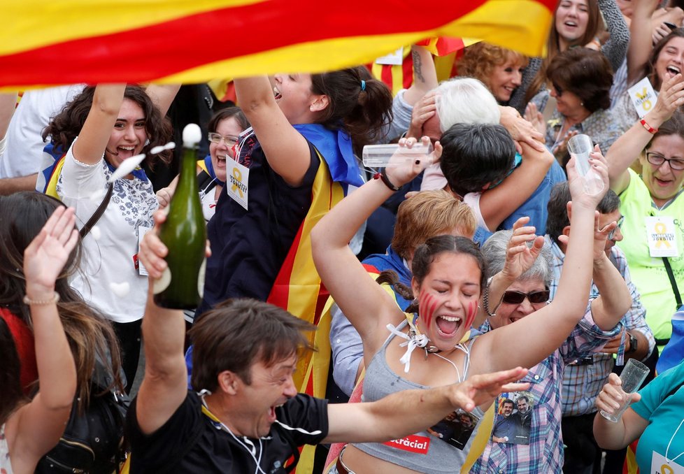 Oslavy v ulicích Barcelony, poté, co se katalánský parlament vyslovil pro vyhlášení nezávislosti