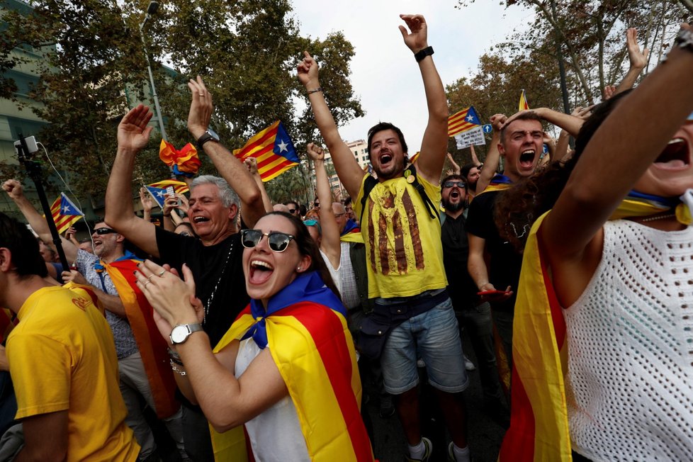 Lidé v Katalánsku slaví poté, co tamní parlament hlasoval pro vyhlášení nezávislosti