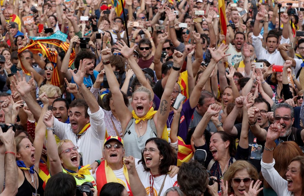 Lidé v Katalánsku slaví poté, co tamní parlament hlasoval pro vyhlášení nezávislosti.