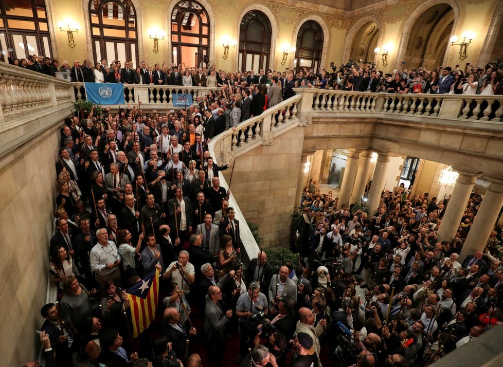 Katalánci slaví jednostrané vyhlášení nezávislosti, španělský senát ale v reakci schválil omezení katalánské autonomie