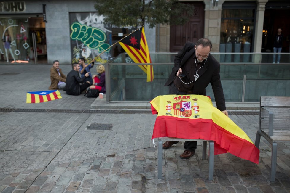 Katalánci slavili jednostranné vyhlášení nezávislosti, španělský senát ale v reakci schválil omezení katalánské autonomie.