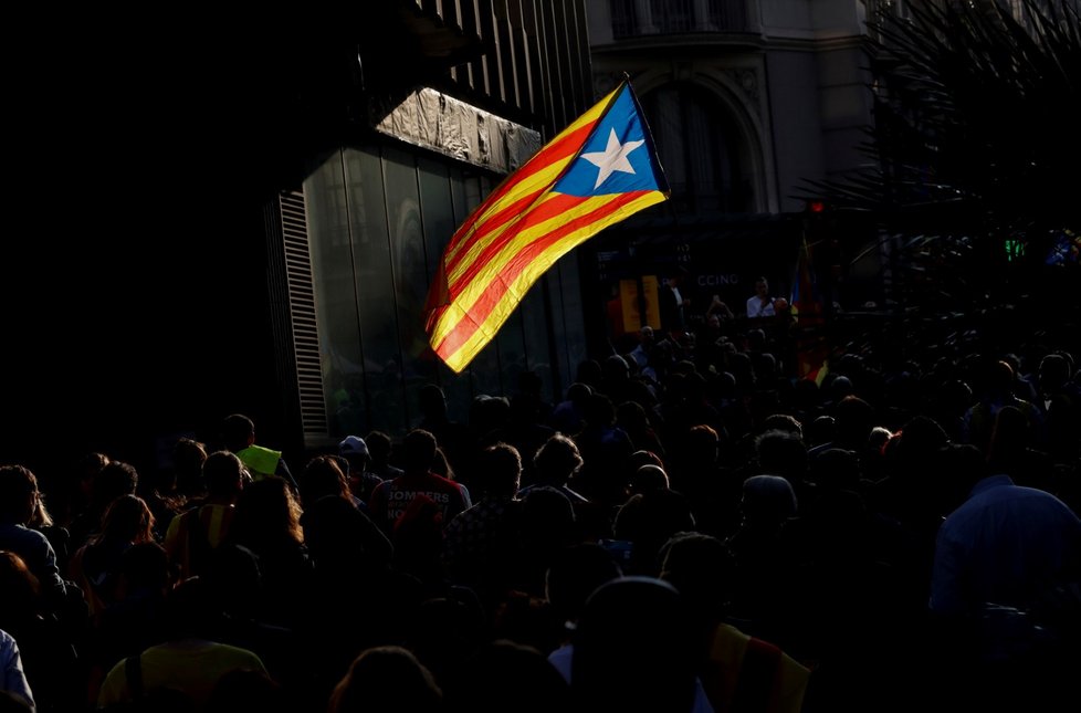 Katalánci slaví jednostranné vyhlášení nezávislosti, španělský senát ale v reakci schválil omezení katalánské autonomie.