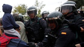 Policisté zasáhli v Katalánsku proti voličům, kteří hlasovali v referendu o odtržení od Španělska.