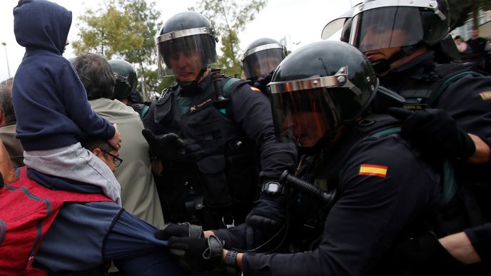 Policisté zasáhli v Katalánsku proti voličům, kteří hlasují v referendu o odtržení od Španělska.