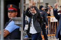 Madrid dal zatknout dva lídry katalánských separatistů. Lidé se bouří