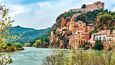 Řeka Ebro a na skále půvabná obec Miravet