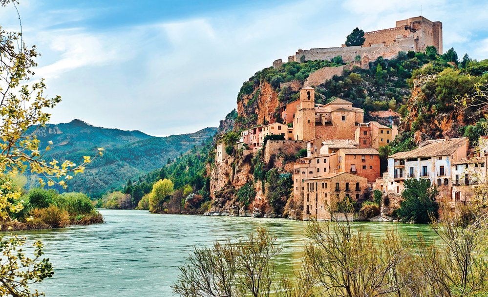 Řeka Ebro a na skále půvabná obec Miravet