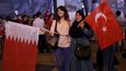 Lidé demonstrující na podporu Kataru v tureckém Istanbulu
