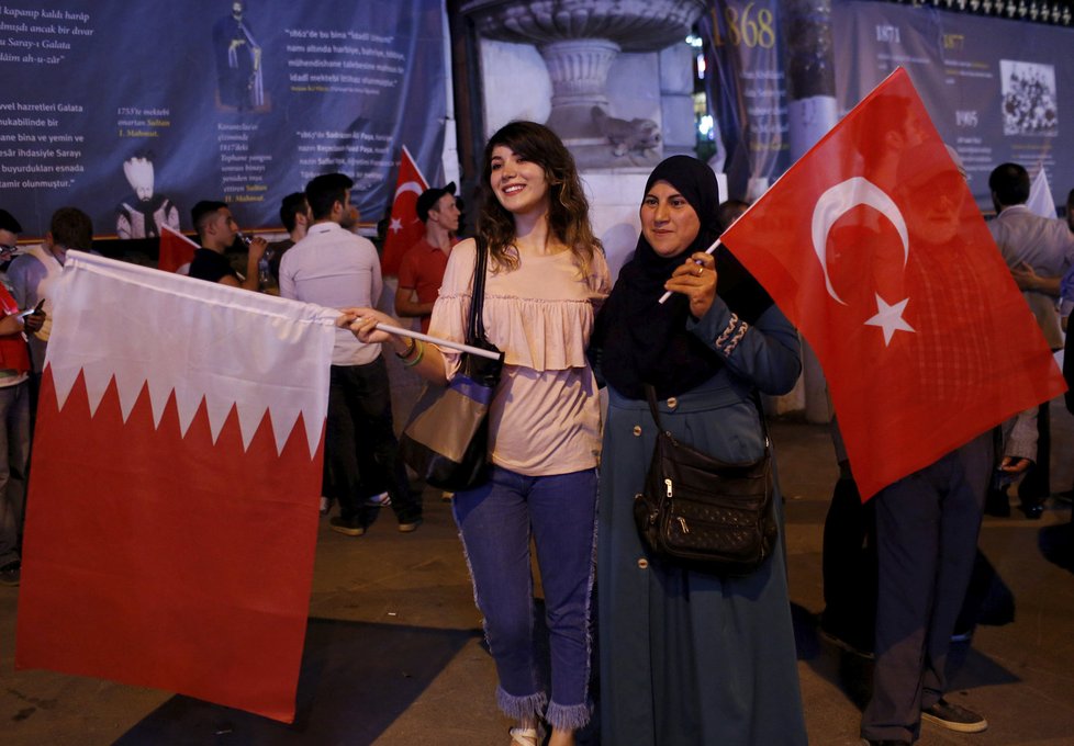 Lidé demonstrující na podporu Kataru v tureckém Istanbulu