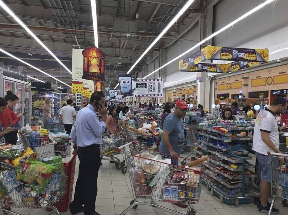 Katar zasáhla krize. Po hrozbě Saúdské Arábie ohledně uzavření hranice se vydali lidé do supermarketů nakoupit zásoby.