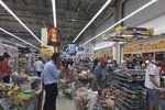 Katar zasáhla krize. Po hrozbě Saúdské Arábie ohledně uzavření hranice se vydali lidé do supermarketů nakoupit zásoby.
