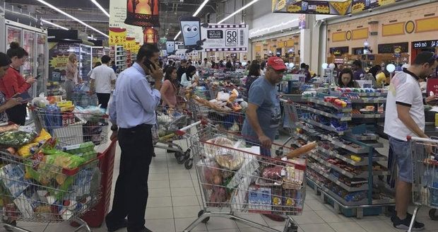 Supermarkety vzali útokem, ruší se lety: Katarská krize v islámském světě