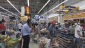 Katar zasáhla krize. Po hrozbě Saúdské Arábie ohledně uzavření hranice se vydali lidé do supermarketů nakoupit zásoby