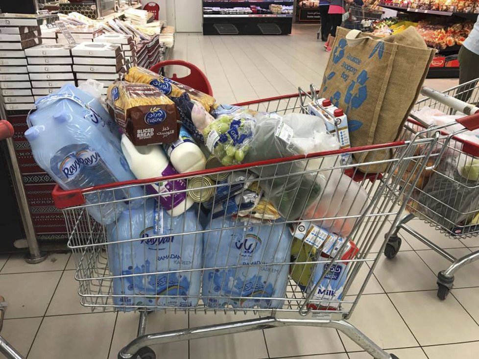 Katar zasáhla krize. Po hrozbě Saúdské Arábie ohledně uzavření hranice se vydali lidé do supermarketů nakoupit zásoby.