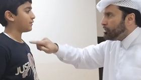 Katarský sociolog Abád Azíz Chazraj Ansárí šokoval svým videem, poučoval v něm, jak se mlátí manželky.