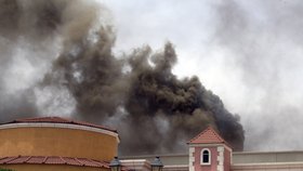 Plameny v nákupním centru zabily 19 lidí