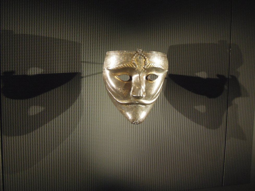 Muzeum MIA vzácná iránská zlatá maska z 15. století.