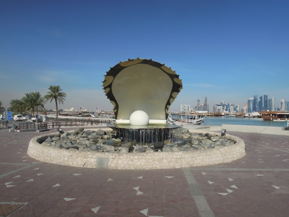Perlu, symbol Doha i celého Kataru, připomíná tato socha na promenádě.