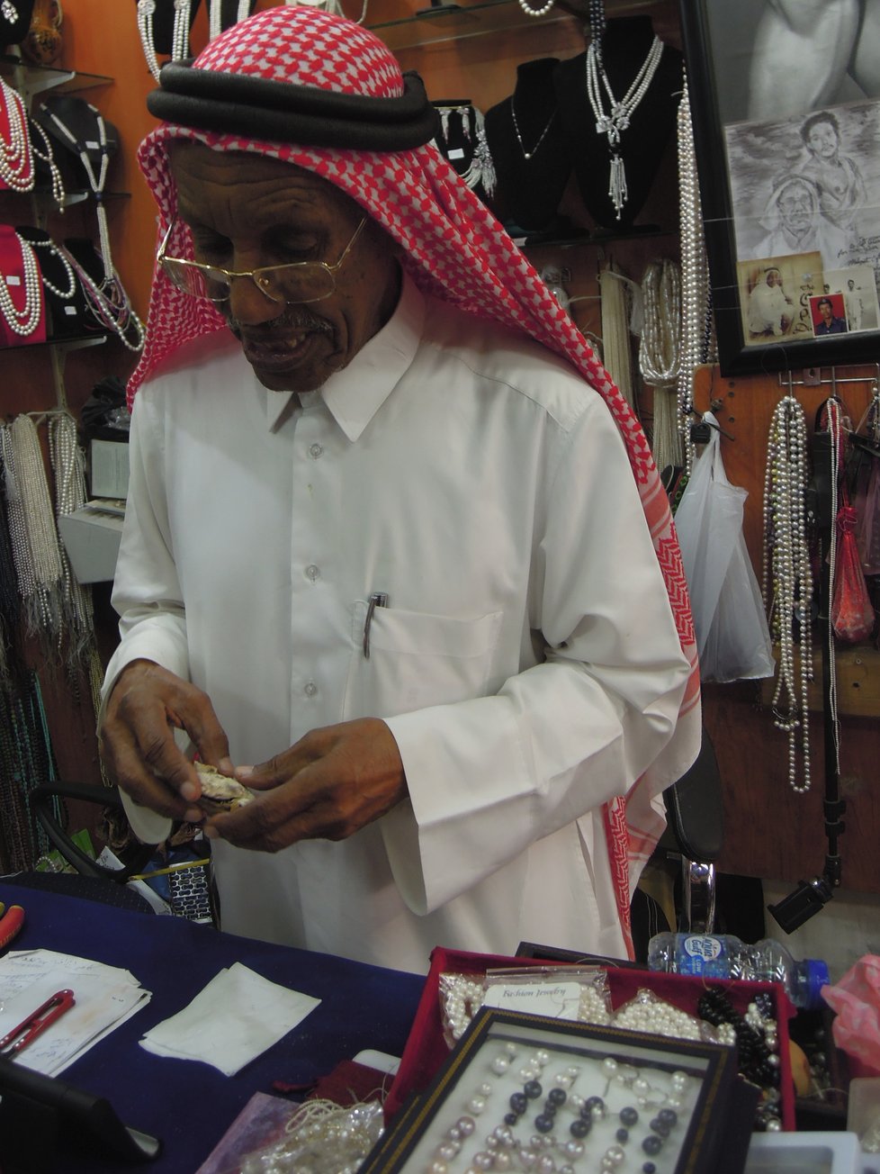 Saad Ismail Al Jassem (85) má svůj malý krámek na okraji historického centra Dohy, perly od něj má i řada žen státníků i členky evropských královských rodin.