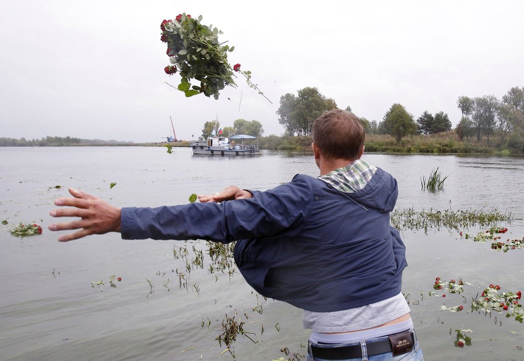 Fanoušci projevují u Volhy úctu květinami