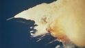 Katastrofický obrázek rozdělené dýmové stopy připomínající ocas štíra obletěl svět 28. ledna 1986: Ve třiasedmdesáté vteřině po startu explodoval raketoplán Challenger