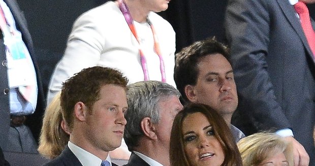 Kate si raději dává před princem Harrym pozor na pusu