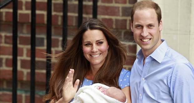 Kate a William před porodnicí