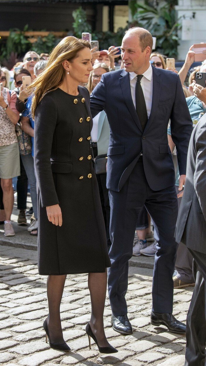 Kate a William přijeli pozdravit davy lidí a děkovali jim za podporu po smrti královny. 