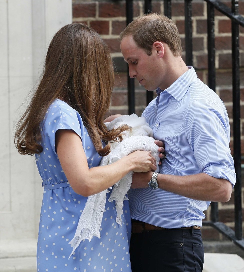 Kate a William představili v úterý světu svého prvorozeného syna