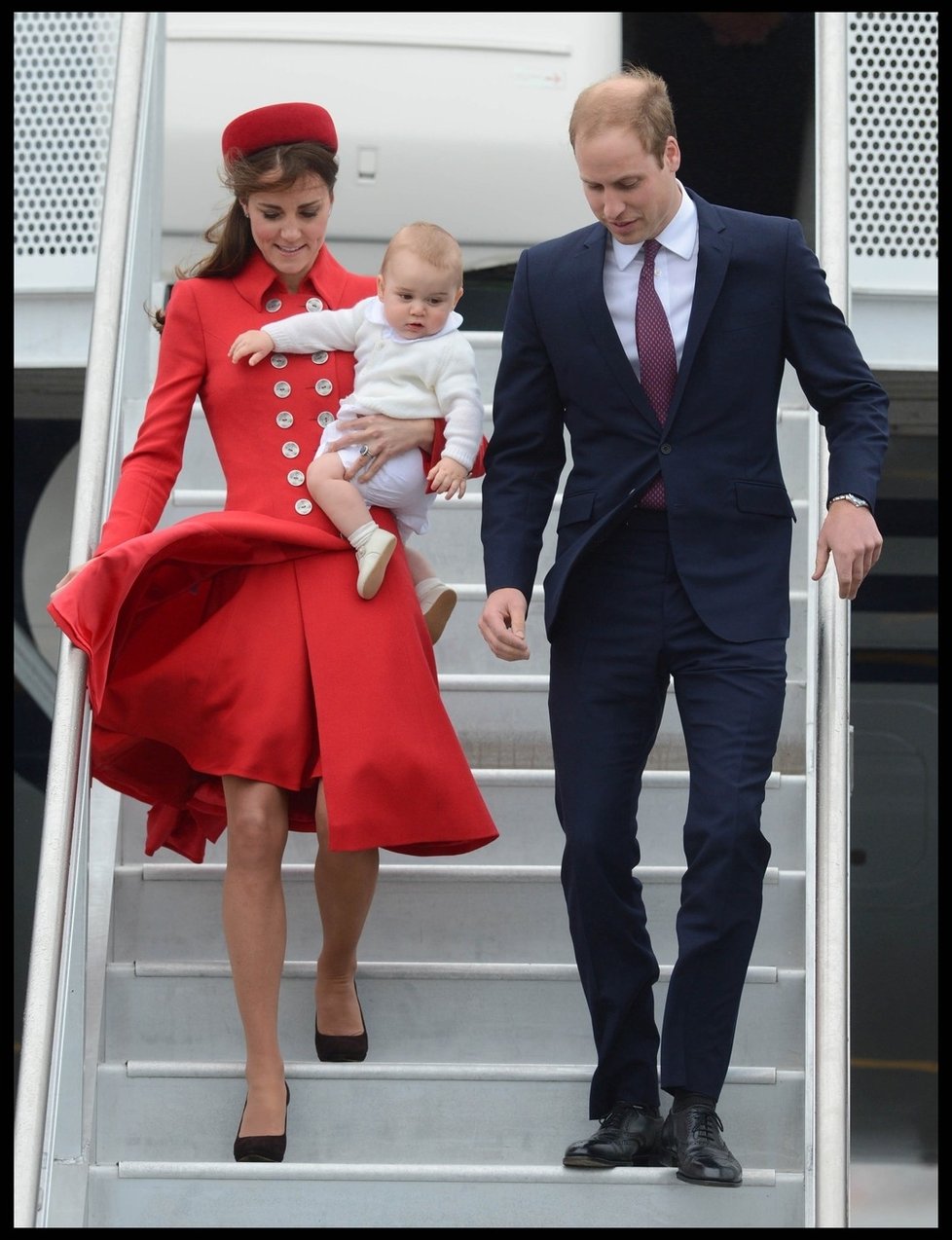 Kate a William přiletěli na oficiální návštěvu Nového Zélandu s princem Georgem.