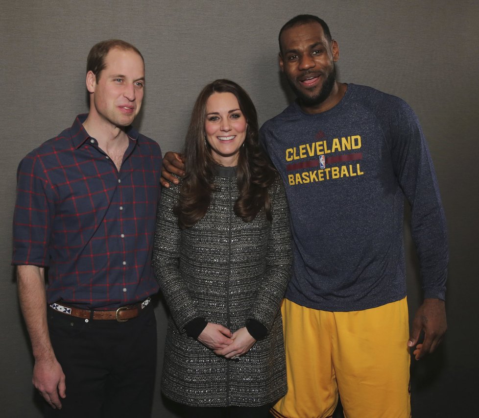 Kate s Williamem se v zákulisí setkali s hráčem Cleveland Cavaliers&#39; LeBron Jamesem.