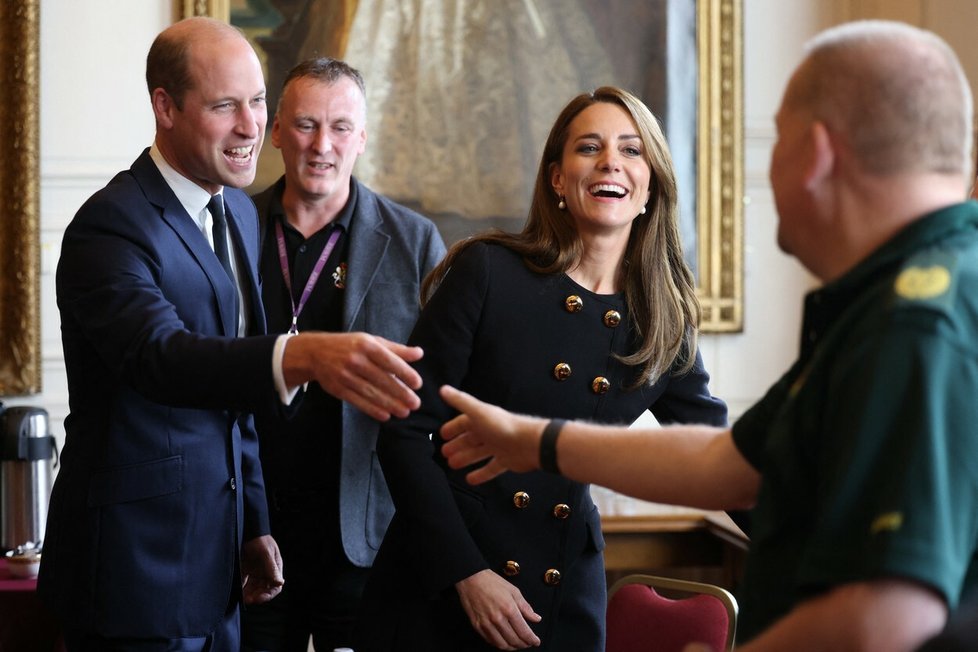 Vysmátí Kate a William plní své první povinnosti po pohřbu královny Alžběty II.