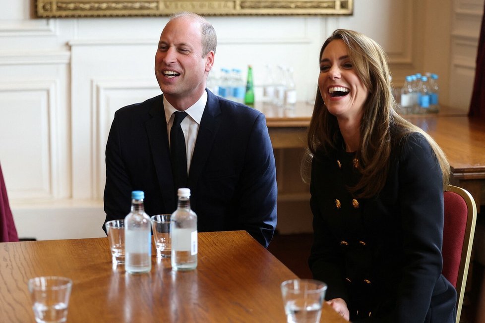 Vysmátí Kate a William plní své první povinnosti po pohřbu královny Alžběty II.