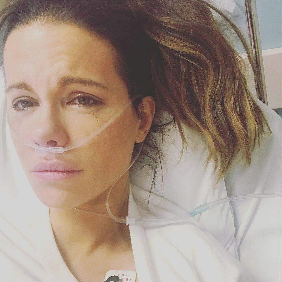 Herečka Kate Beckinsale skončila v nemocnici poté, co jí praskla cysta!