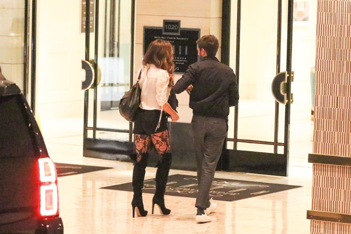 Kate Beckinsale a Jack Whitehall pospíchají do hotelu...