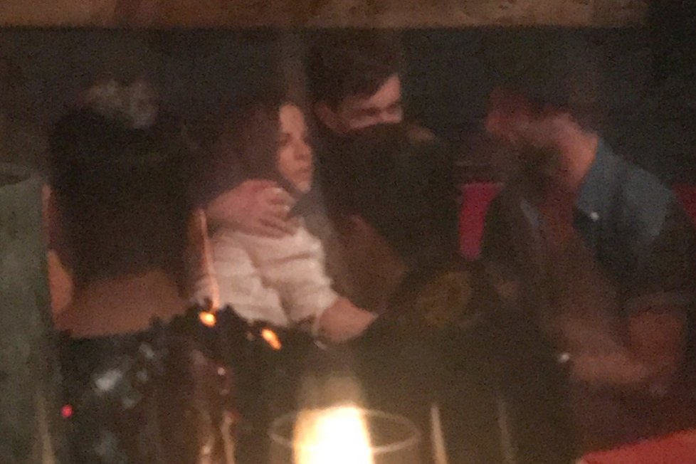 Kate Beckinsale a Jack Whitehall se k sobě v baru náramně tulili...