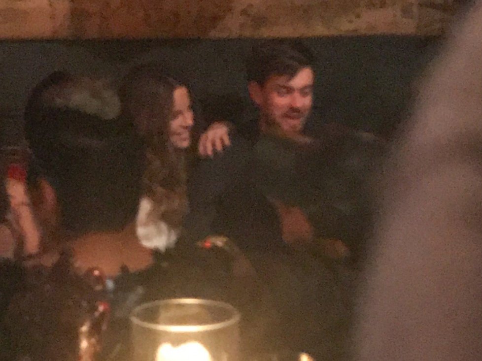 Kate Beckinsale a Jack Whitehall se k sobě v baru náramně tulili...