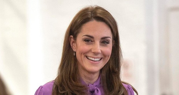 Vévodkyně Kate ve fialové blůze