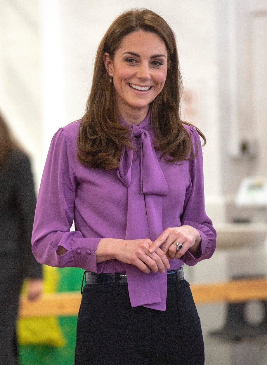 Vévodkyně Kate ve fialové blůže
