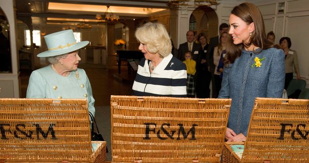 Alžběta II., Camilla a Kate v obchodním domě