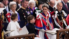 Kate na korunovaci za rebelku! A dojemné gesto Dianě a královně