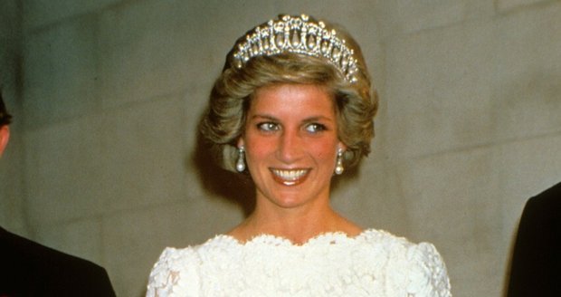 Diana diamantové náušnice s perlami měla například v roce 1995 ve Washingtonu
