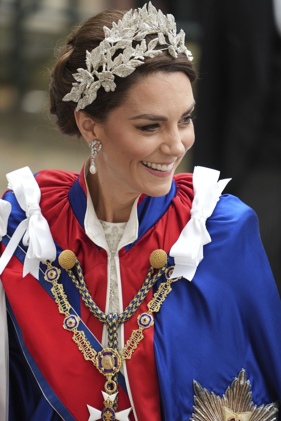 Kate zvolila róbu z dílny Alexandera McQueena. Šperky uctila Dianu i královnu Alžbětu. Čelenkou, kterou měla stejnou s dcerou Charlotte, však porušila tradici