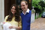 Princ William s manželkou Kate a dvěma ratolestmi, 21měsíčním princem Georgem a teprve čtyřdenní princezničkou Charlotte, odjeli na čas pryč z Kensingtonského paláce.