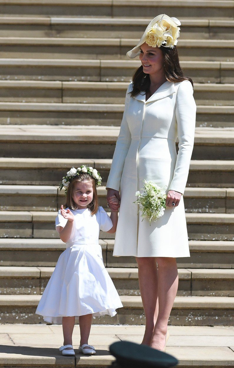 Vévodkyně Kate a princezna Charlotte na svatbě prince Harryho a Meghan Markleové (květen 2018)