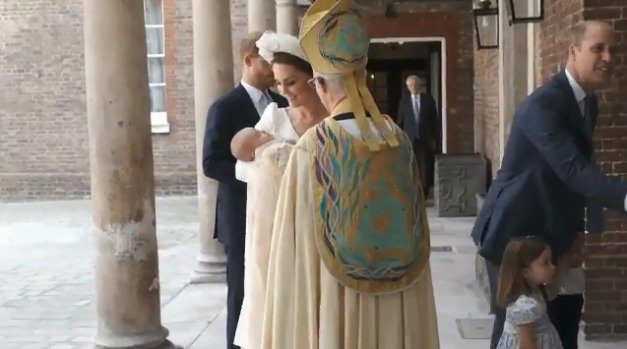 Kate a William s rodinou na křtinách.