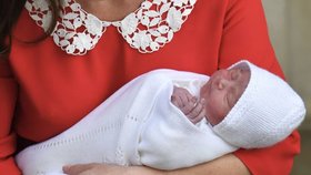 Kate a William představili třetí dítě! Vévodkyně v jasně červených šatech