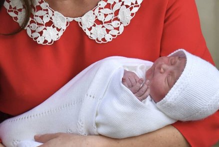 Kate a William představili třetí dítě! Vévodkyně v jasně červených šatech