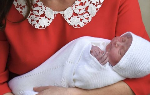 Kate a William představili třetí dítě! Vévodkyně v jasně červených šatech
